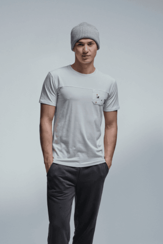 T-SHIRT MIT TASCHE